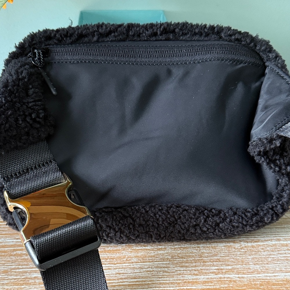 lululemon athletica Black Fleece Crossbody Bag New - Picture 2 of 4